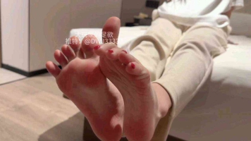 【通城大玩家】品尝红甲美甲女孩的脚趾，足弓特别美
