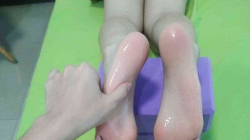真实约05年小姐姐出来拍脚后又品尝一番！
