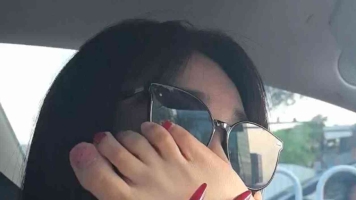 swi闺蜜喜欢边开车边tian臭脚