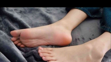 极品模特被摄影师套路放倒，随意玩甜嫩脚，脚好美