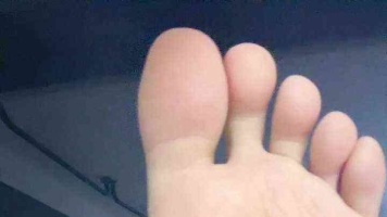 【七七】温柔学姐用鞋垫裸足帮学弟XX，第一视角