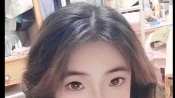 【重磅】老哥约tian爱穿裙子的女大，脱掉帆布鞋品尝嫩脚！