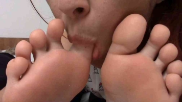 欧美-女女脱下脏白袜偷tian舍友两双嫩脚