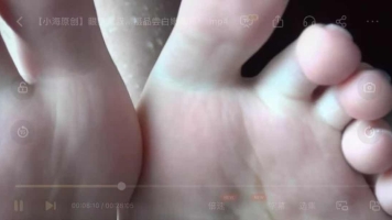 【小海原创】眼镜大叔约来嫩脚妹妹拍摄品尝白嫩美足！