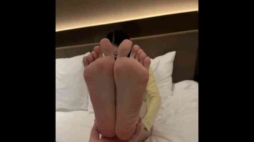 脚丫超嫩的小美女被肆意tianjio